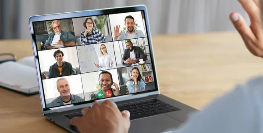 Зустріч в Zoom, священник, курйози Святий отець Малкольм Лейн увімкнув камеру під час їзди й тим самим здивував членів ради, курйози, цікаві історії