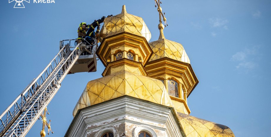 У Києво-Печерській лаврі завалився хрест на куполі у Києво-Печерській лаврі упав хрест, Києво-Печерська лавра, завалився хрест, в лаврі демонтують хрест, ДСНС знімає хрест
