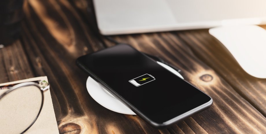 Смартфон на зарядці Смартфон, зарядка, зарядний пристрій